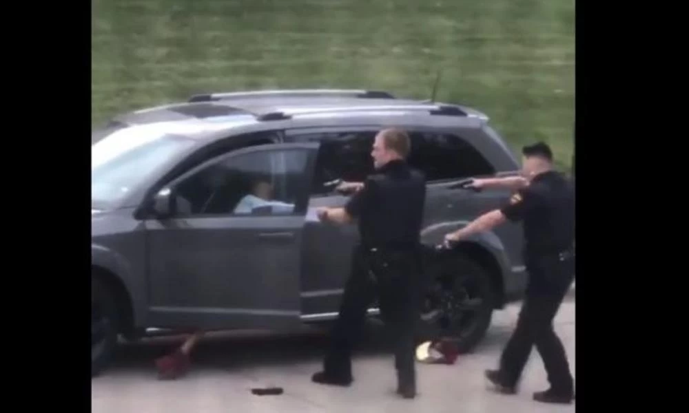 ΗΠΑ: Αστυνομικός πυροβολεί εξ επαφής άνδρα (βίντεο)